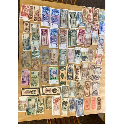 726 - Approximately 200 mixed world bank notes Inc, Japan, Poland, South America, etc.