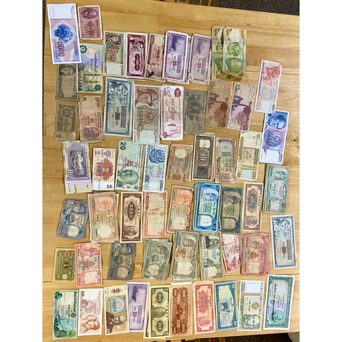 726 - Approximately 200 mixed world bank notes Inc, Japan, Poland, South America, etc.