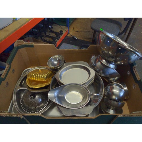 125 - Various kitchen items Inc Trays, dishes etc. 