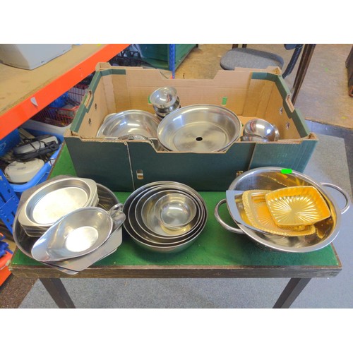 125 - Various kitchen items Inc Trays, dishes etc. 