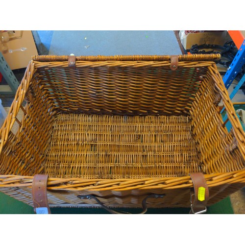 191 - Large wicker picnic basket 