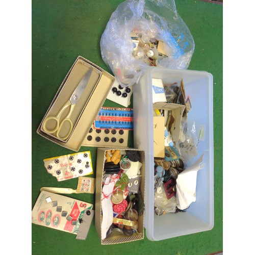 198 - Small tub of buttons and a pair of pinking shears