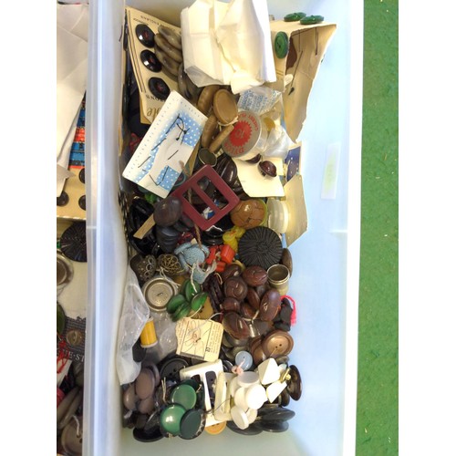 198 - Small tub of buttons and a pair of pinking shears