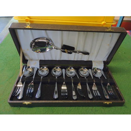 202 - Quantity of flatware inc small cased spoon set and other loose cutlery