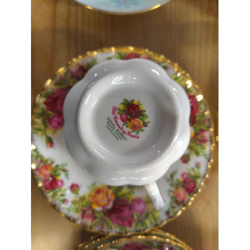 543 - Royal Albert Old Country Roses tea service, 8 cups, 9 saucers. 8 side plates