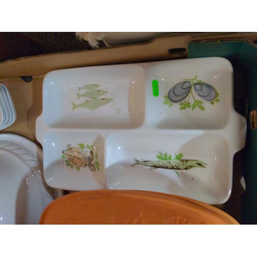 555 - Kitchen ceramics inc, vegetable store, cheese dish, terracotta dish etc..