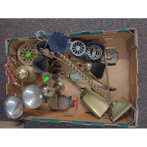 558 - Box of mixed metal ware inc, fire irons etc..