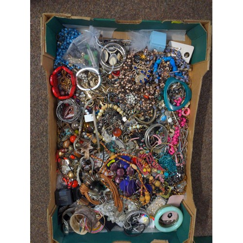 559 - Box of mixed costume jewellery