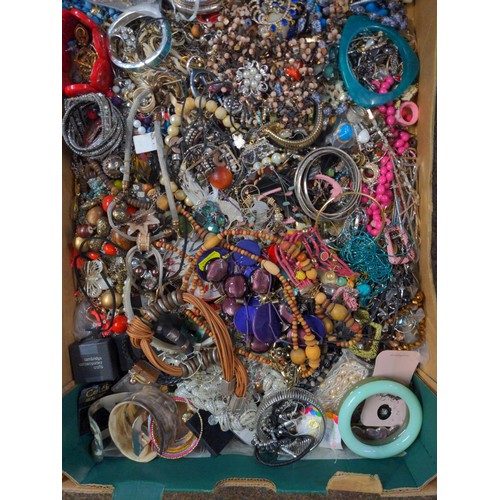 559 - Box of mixed costume jewellery