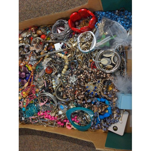 559 - Box of mixed costume jewellery