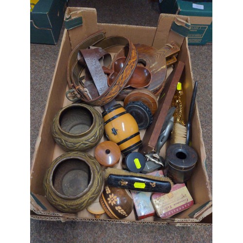 562 - Box of mixed treen items inc, cribbage board, jars etc...