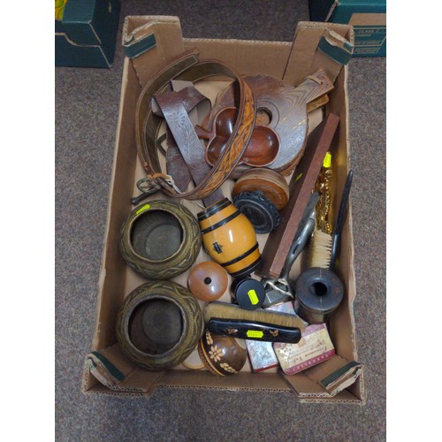 562 - Box of mixed treen items inc, cribbage board, jars etc...