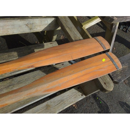 74 - Pair of wooden oars L180cm 