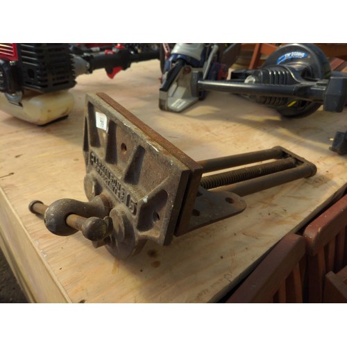 79 - Large Parkinson's 15 bench vice