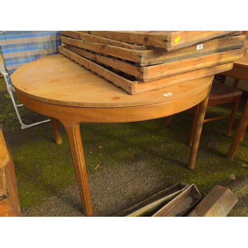 87 - Round Nathan dining table