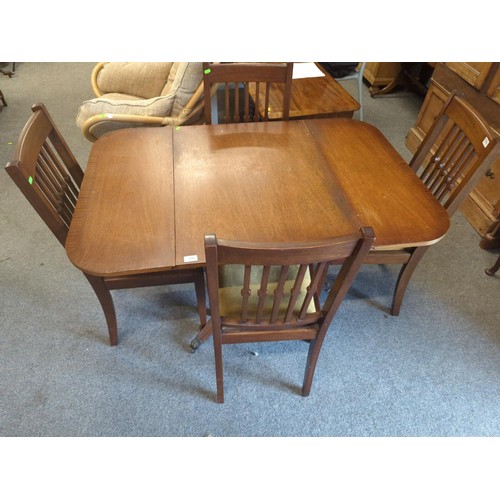 376 - Edwardian mahogany pedestal drop leaf table on castors with 4 chairs. Extended length L 123 x W 81.5... 