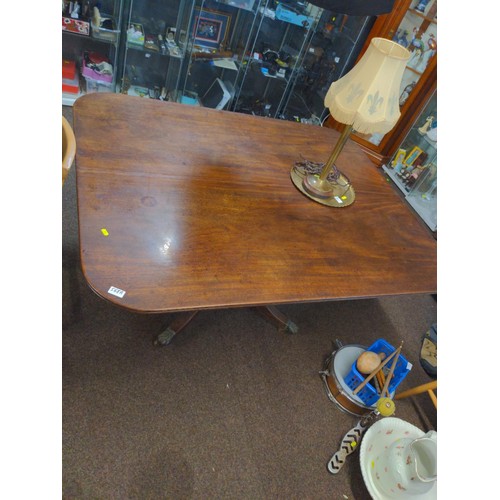 568A - Pedastel four leg with claw feet tilt top mahogany table .L136 W112 H 71 CM