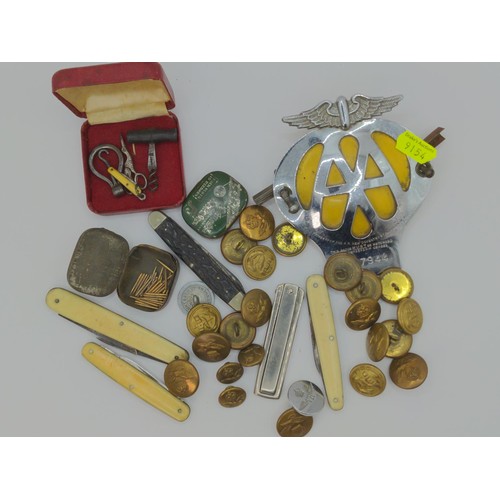 718 - Collectables inc. vintage AA badge, military buttons, pocket knives & miniature items.