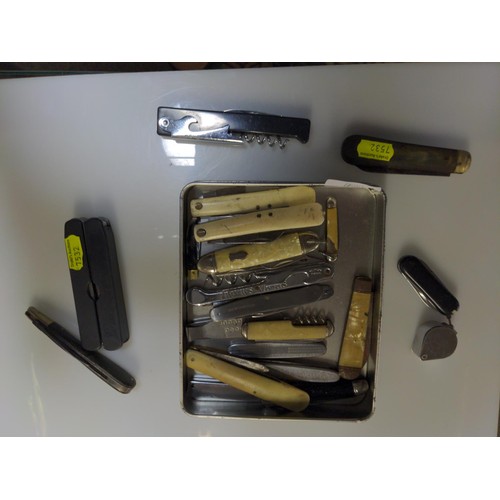 744 - Various folding knives and a multi-tool