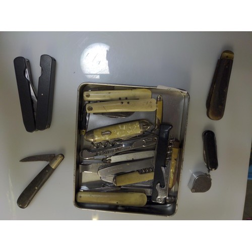 744 - Various folding knives and a multi-tool