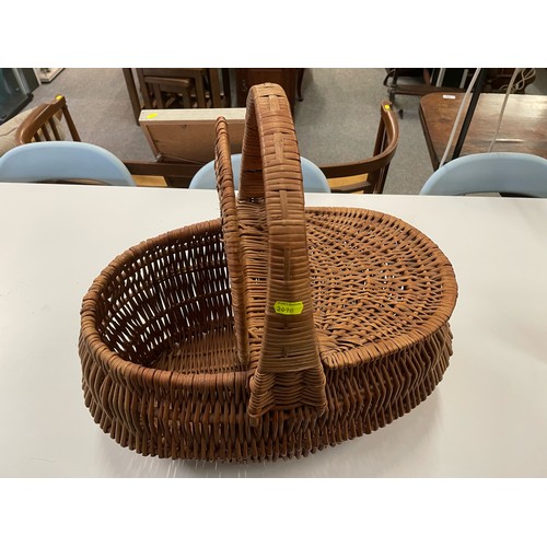 382A - Large wicker shopping/picnic basket