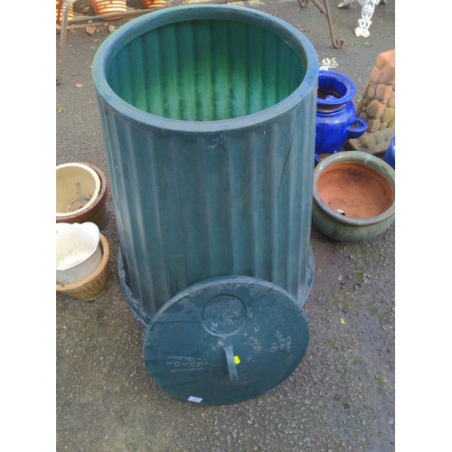 1050 - Plastic green compost bin with lid