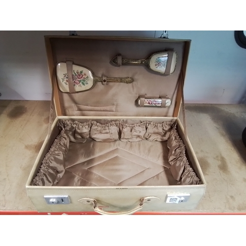 1192 - Vanity / suitcase with mirror, hairbrush and clothes brush in plush lining. Case covered in leather ... 