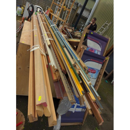 1133 - Large quantity of picture frame making lengths