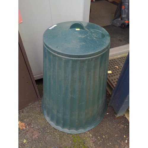 1050 - Plastic green compost bin with lid