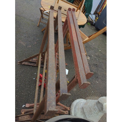 1082 - 4 x  metal trestles  