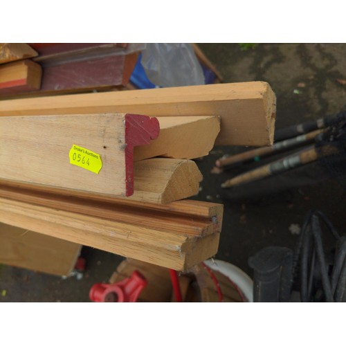 1133 - Large quantity of picture frame making lengths