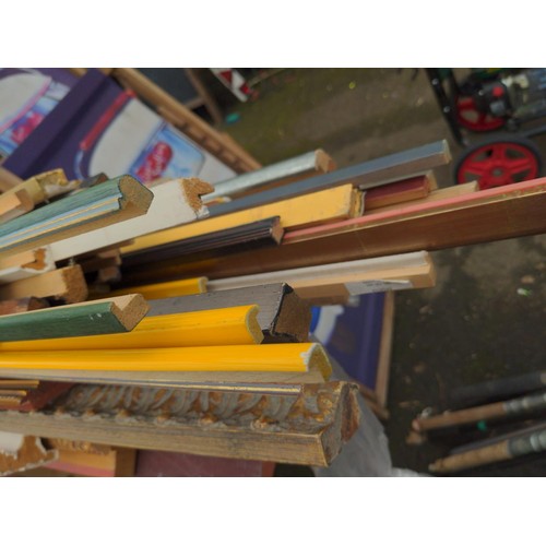 1133 - Large quantity of picture frame making lengths