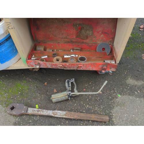 1135 - Various large tools Inc tractor/truck wrench, torque wrench Etc..