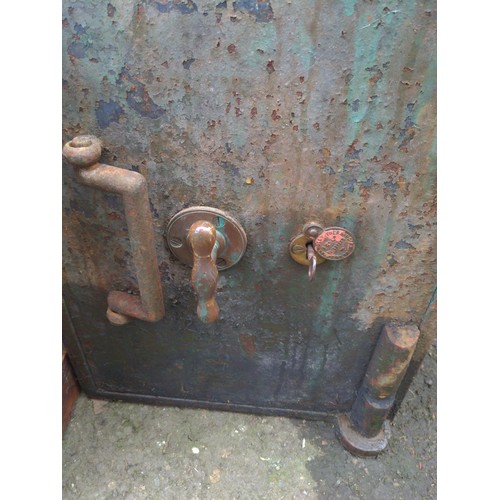 1150 - Small solid metal safe with one key 35 x 35 x 50cm 