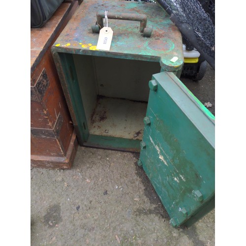 1150 - Small solid metal safe with one key 35 x 35 x 50cm 