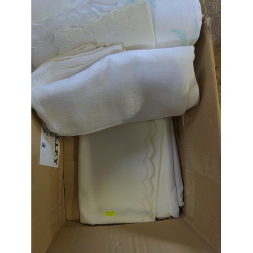 1214 - small selection Table linen in box 