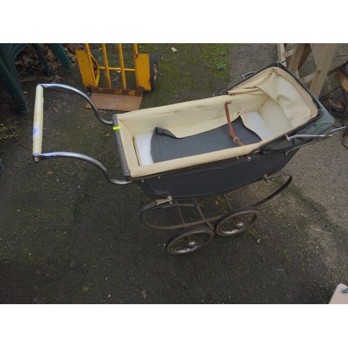 1340 - Vintage dolls pram