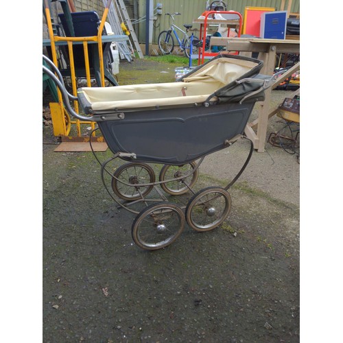 1340 - Vintage dolls pram