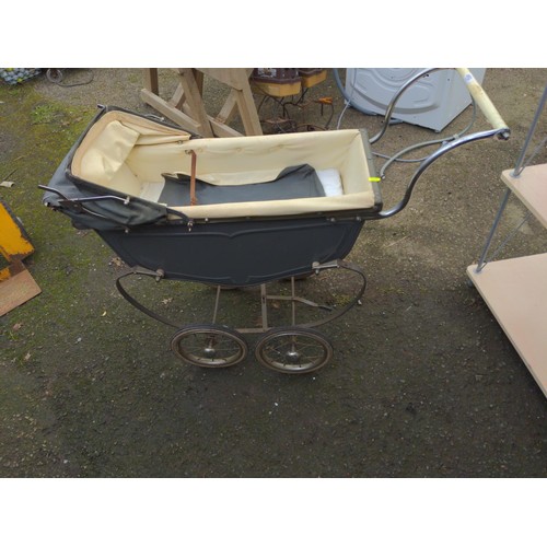 1340 - Vintage dolls pram