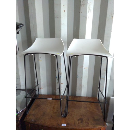 1349 - 2 X modern bar stools with white plastic seats 