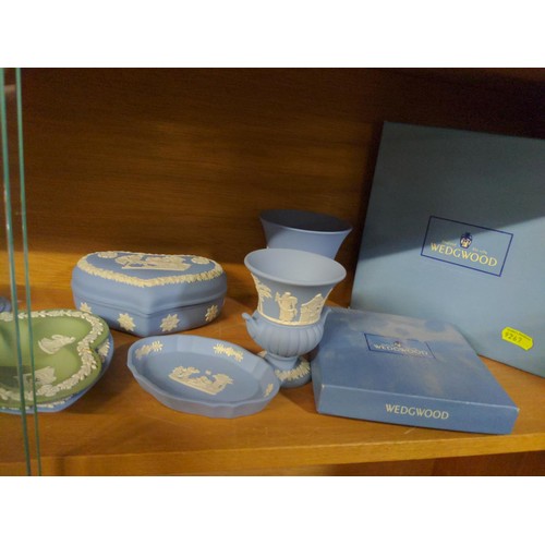 159 - 16pieces of Wedgwood Jasperware in different colours