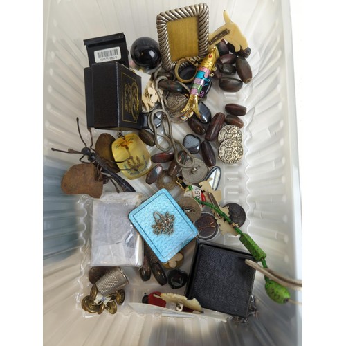 424 - Plastic tray of costume jewellery and various collectables