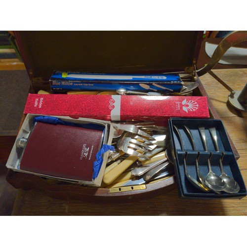 233 - Mixture of loose cutlery, cantte, carving set etc