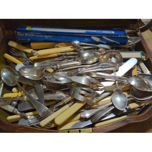 233 - Mixture of loose cutlery, cantte, carving set etc