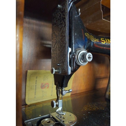 1256 - Manual singer sewing machine in case 