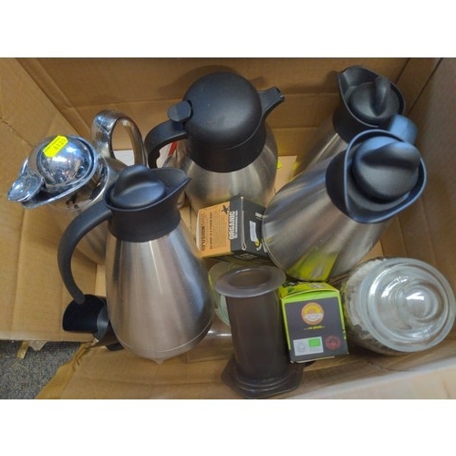 1305 - Box with tea, jugs and other items 