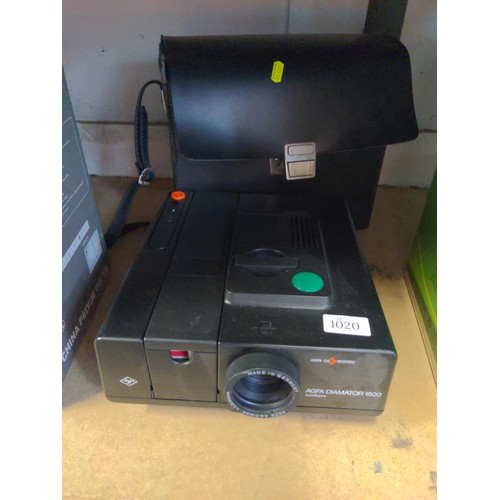 1020 - Agfa CS system diamator 1500 slide  projector with extra bulbs and carrying case