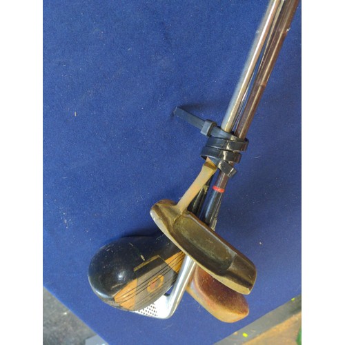 1043 - Approx 28 golf clubs, various makes