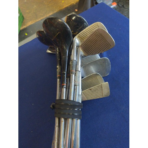 1043 - Approx 28 golf clubs, various makes