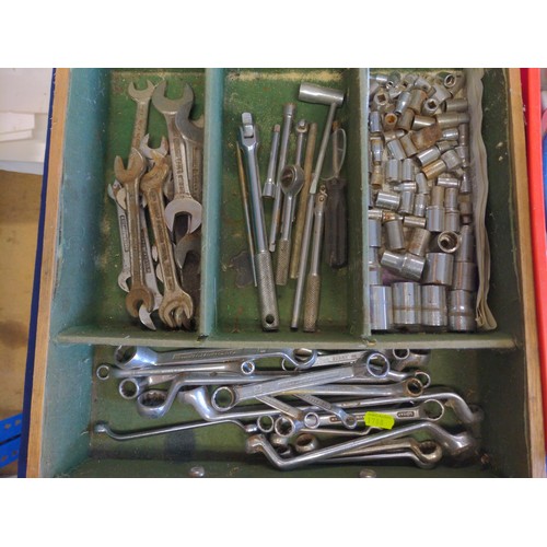 1069 - 2 trays of tools inc sockets, spanners & screwdrivers etc